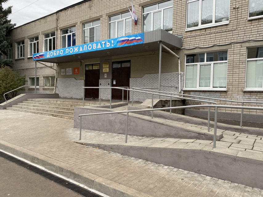 Входная группа основного здания школы.